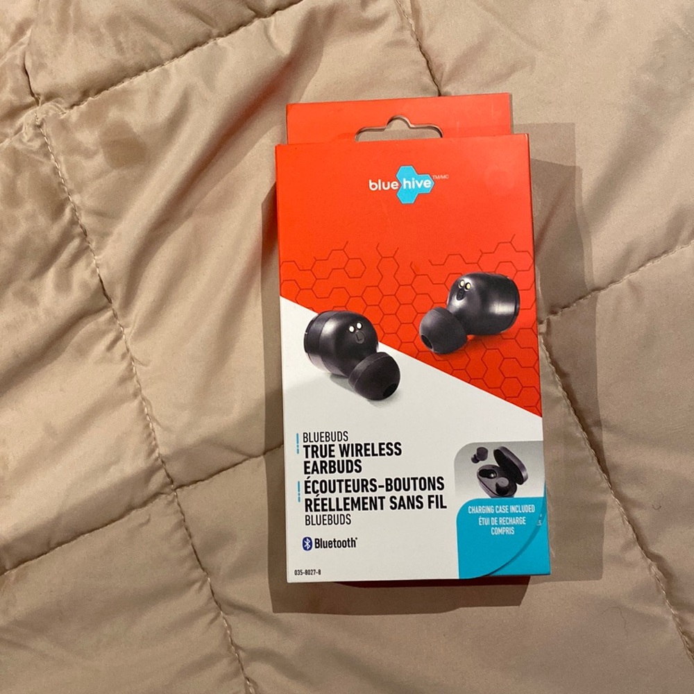 BRAND NEW NEVER USED wireless earbuds